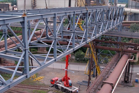 Rohrbrücke über die Prims