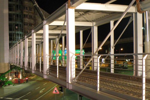 Fußgängerbrücke zum Parkhaus Flughafen Düsseldorf